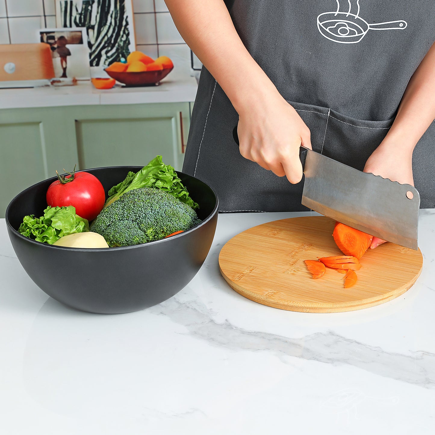 big bamboo lids in salad bowl set can be used as cutting board temporarily