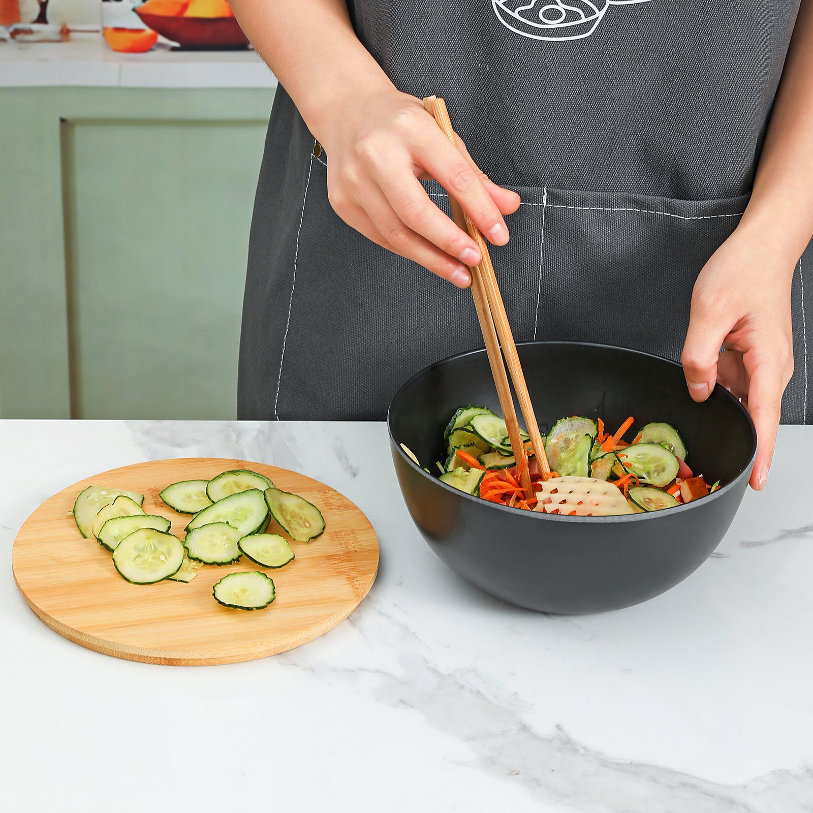 salad bowls with bamboo lids to prep and mix salad